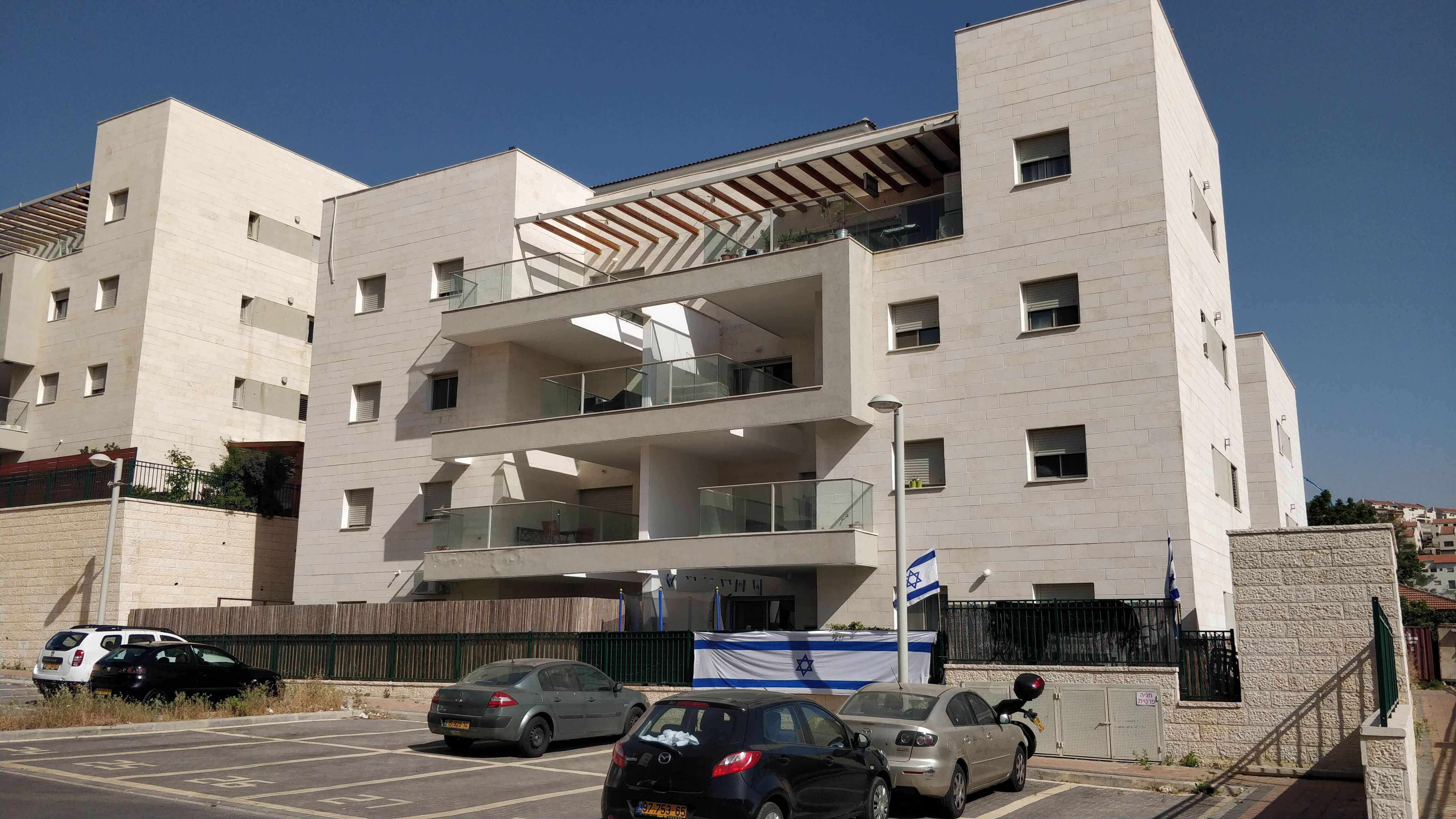רמת הגולן 18, אריאל