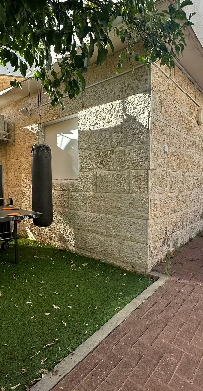 מפרץ שלמה 28, אריאל